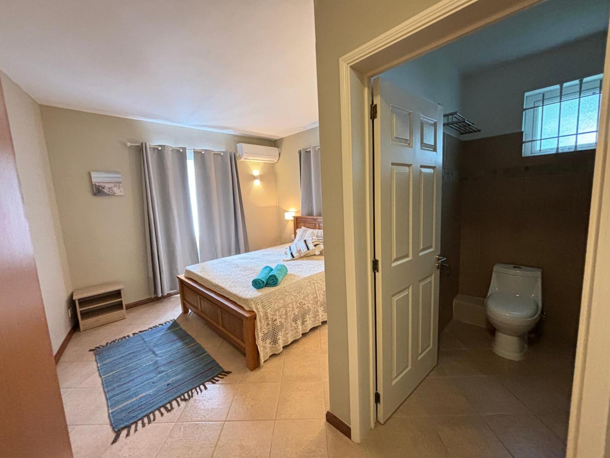 West Riviera - Centrally Located Close To The With Breakfast Riviere Noire