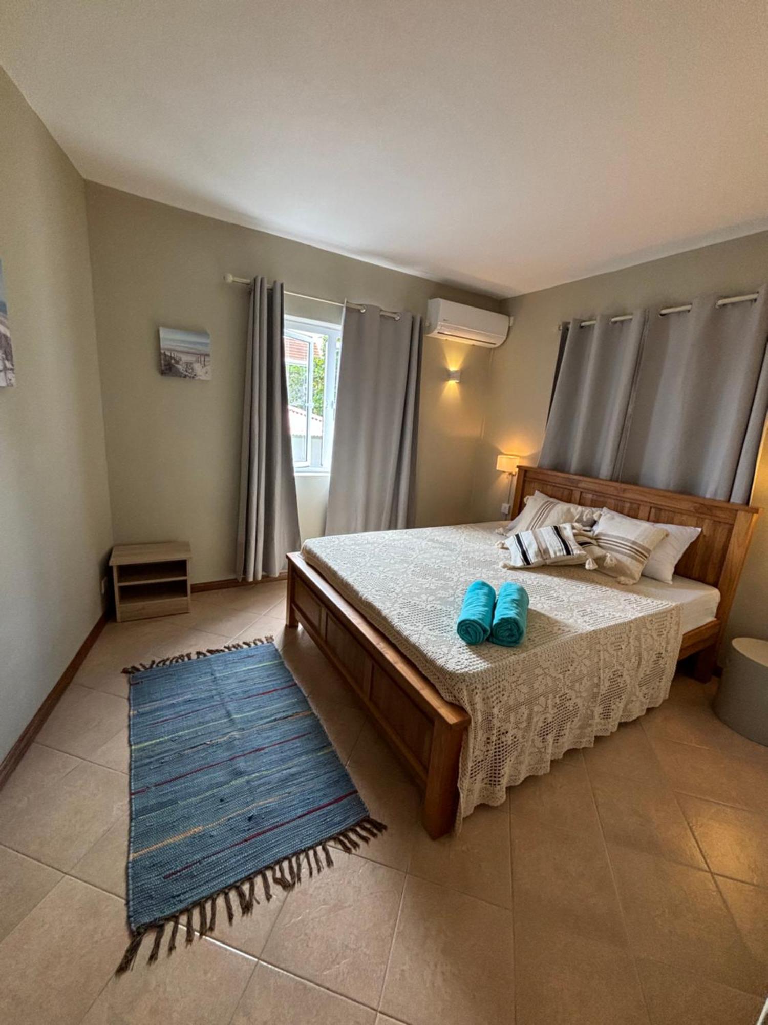 West Riviera - Centrally Located Close To The With Breakfast * Riviere Noire